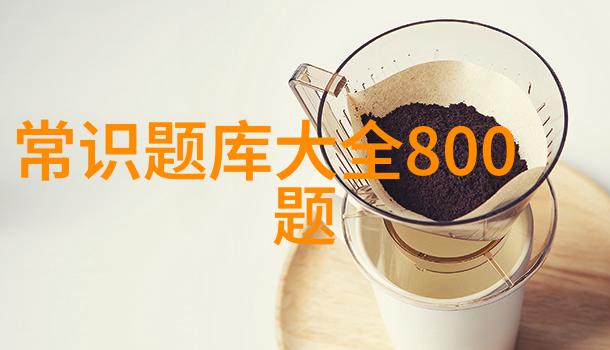在酒窖里老酒商与客人讨论西班牙红酒文化时客人突然提起中国红酒的起源与历史询问老酒商对此了解多少