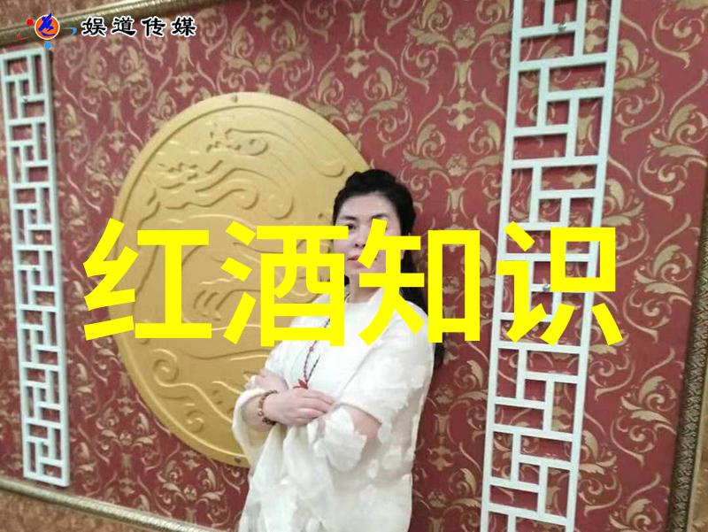 在法国葡萄酒产区默尔索一个年轻男子漫步于金色的果园中阳光洒在他身上他的脚步声伴随着醉人的香气缓缓前行