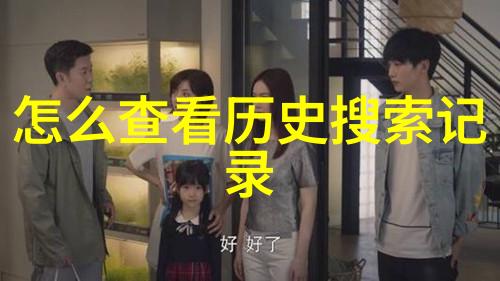 在葡萄酒庄园中一位女主人正在欣赏即将成熟的葡萄她知道2021年的收获量将会是往年的一倍这让她想起了适