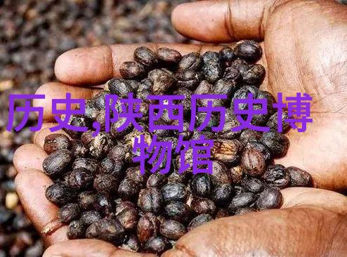 两个人手牵手的红酒图片我和她在葡萄园里共饮一杯温馨时光