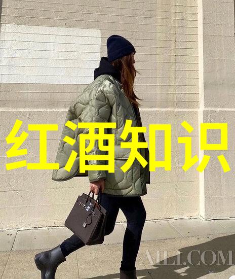 温馨时刻醉心红酒的双手相携
