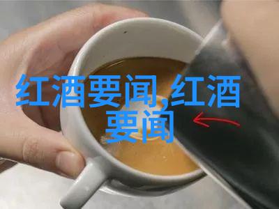 千山斜阳余晖绚烂的夕阳在高山上缓缓落下