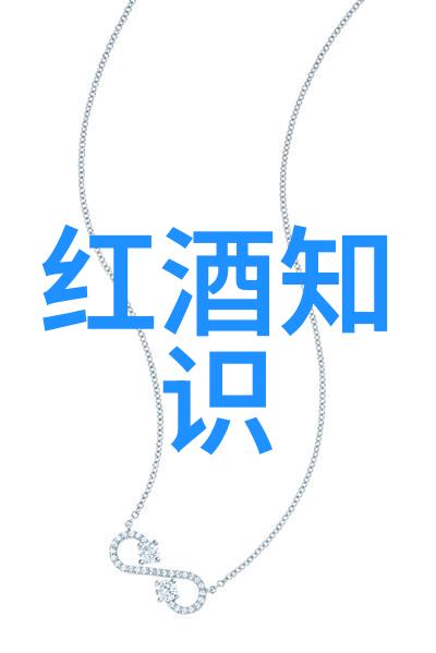她轻抚那酒瓶红光下隐约闪烁的秘密