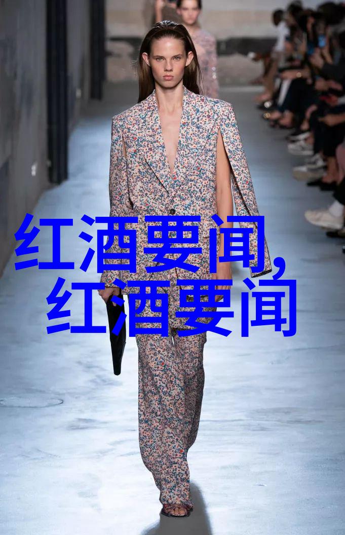 手捏小兔子的温馨瞬间